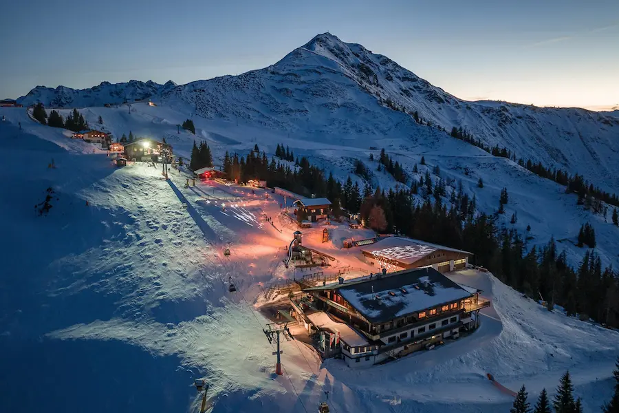 Winterstart in het Alpbachtal: skiën in december en Tiroler advent | WintersportOostenrijkGids.nl Adventviering in de avond bij het bergstation van de Wiedersbergerhornbahn. © Alpbachtal Tourismus.