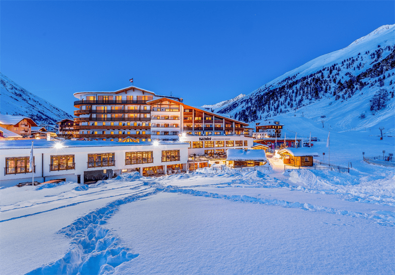 Het 5 sterren Alpen-Wellness Resort Hochfirst ligt direct aan de pistes van skigebied Obergurgl-Hochgurgl. © Hochfirst