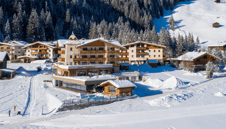 Het Alpinhotel Berghaus ligt direct aan een 14 kilometer lange langlaufloipe. Met de skibus ben je in een paar minuten bij het dalstation van de Hintertuxer Gletsjer. © Alpinhotel Berghaus