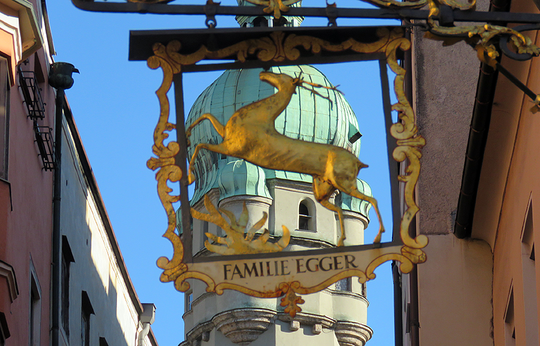 Nadat de oude stadstoren van Innsbruck bij een aardbeving gedeeltelijk was ingestort, werd op het onderste gedeelte een nieuwe barokke toren gebouwd. © WintersportOostenrijkGids.nl