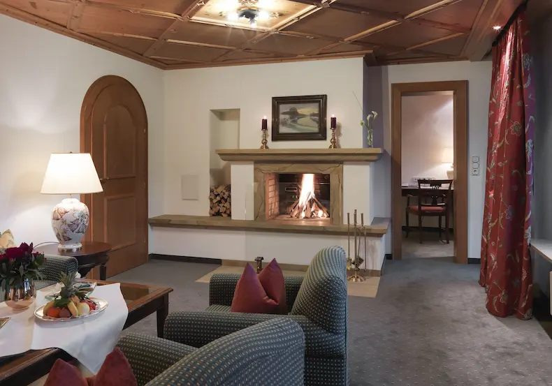 Hotellegende Der Zürserhof: 'quiet luxury' en traditie in Ski Arlberg | WintersportOostenrijkGids.nl De Balkonsuite in Der Zürserhof heeft een eigen 'kamin'. Gezellig!© Rainer Hofmann Photodesign / Hotel Zürserhof.