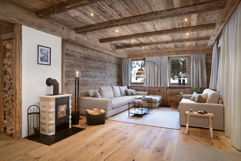 Berghaus Schröcken aan de Arlberg: 4* ontmoetingsplek voor skiliefhebbers | WintersportOostenrijkGids.nl Een van de gemoedelijke chalets in Berghaus Schröcken. © Berghaus Schröcken.