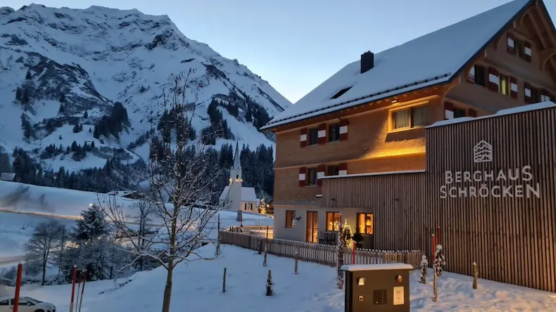 Berghaus Schröcken aan de Arlberg: 4* ontmoetingsplek voor skiliefhebbers | WintersportOostenrijkGids.nl Berghaus Schröcken ligt op een prachtige locatie in het idyllische Schröcken. © Berghaus Schröcken.