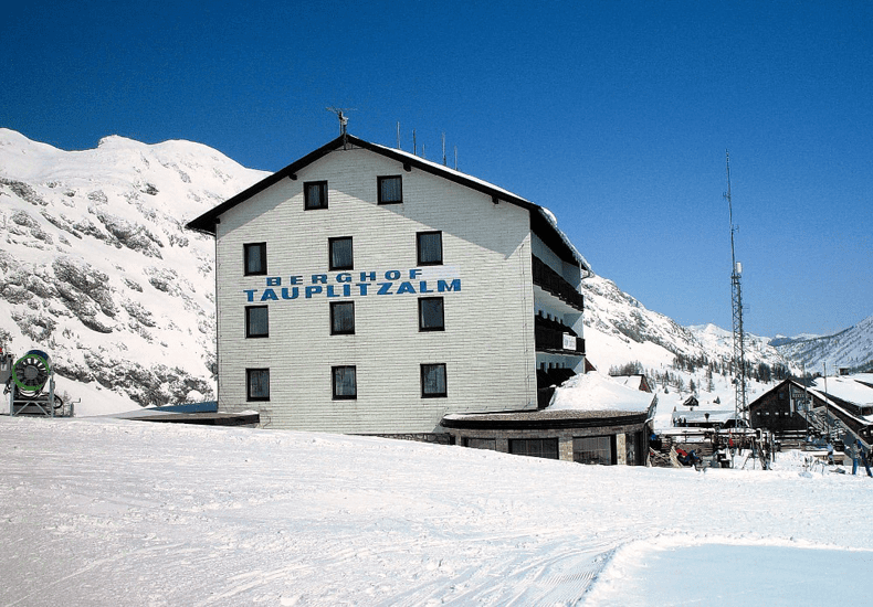 Berghof Tauplitz ligt direct aan de piste in Die Tauplitz. © Summit Travel