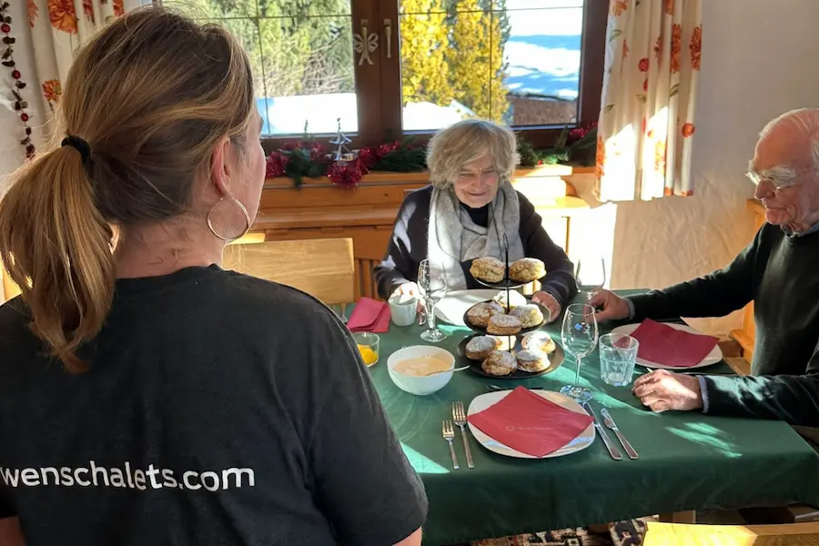 In een catered chalet van Wens Chalets zorgt de chalethost voor de boodschappen, de schoonmaak en tovert hij of zij heerlijke ontbijtjes en diners op tafel. Zo kun jij optimaal genieten van een volledig ontzorgde wintersportvakantie met je gezelschap. © Wens Chalets