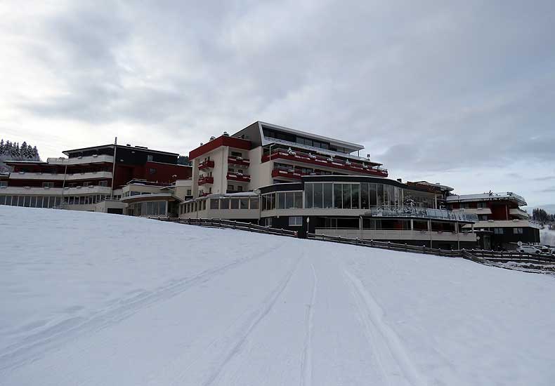 Het 4 sterren superior hotel Das Kaiserblick ligt aan beide kanten aan de pistes. Er loopt ook een wandelpad langs het hotel. © Wintersportoostenrijkgids.nl