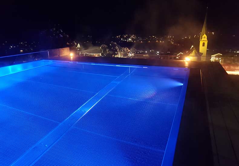 Ook 's avonds is het heerlijk om in het warme water van de Infinity Sky Pool over Ellmau uit te kijken. © Wintersportoostenrijkgids.nl
