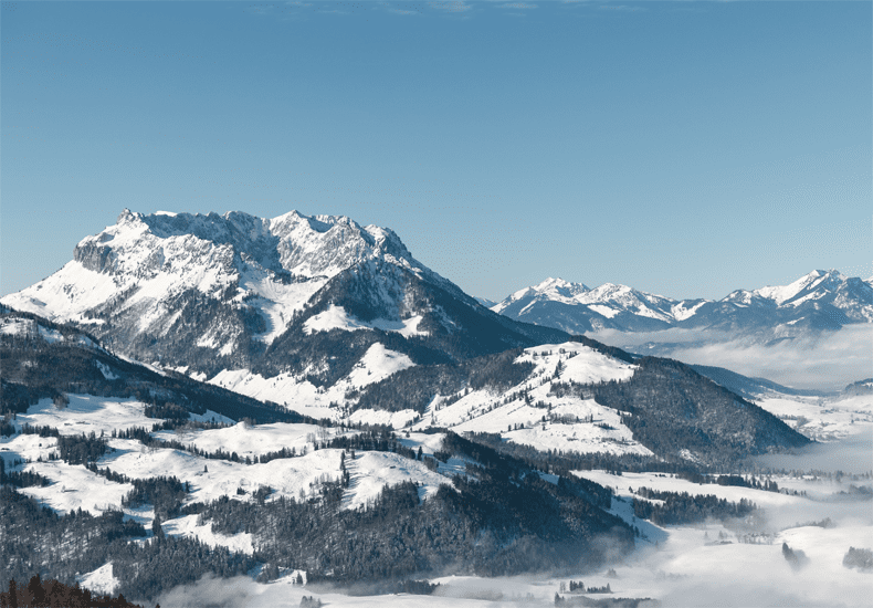 De besneeuwde bergen lokken je vanzelf naar buiten voor het maken van ski- en langlauftochten, winterwandelingen of een frisse neus te halen. © Mathäus Gartner / Das Walchsee Aktivresort