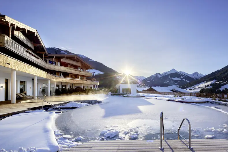 Wellness en 'pure nature' in 5*-hotel Der Böglerhof in het Alpbachtal | WintersportOostenrijkGids.nl De nieuwe infinitypool links gaat naadloos over in de 'badesee' © Der Böglerhof