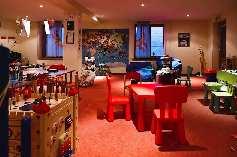 Hotellegende Der Zürserhof: 'quiet luxury' en traditie in Ski Arlberg | WintersportOostenrijkGids.nl Voor kleine kinderen heeft Der Zürserhof kidsclub in huis. © Dominik Zimmermann / Hotel Zürserhof