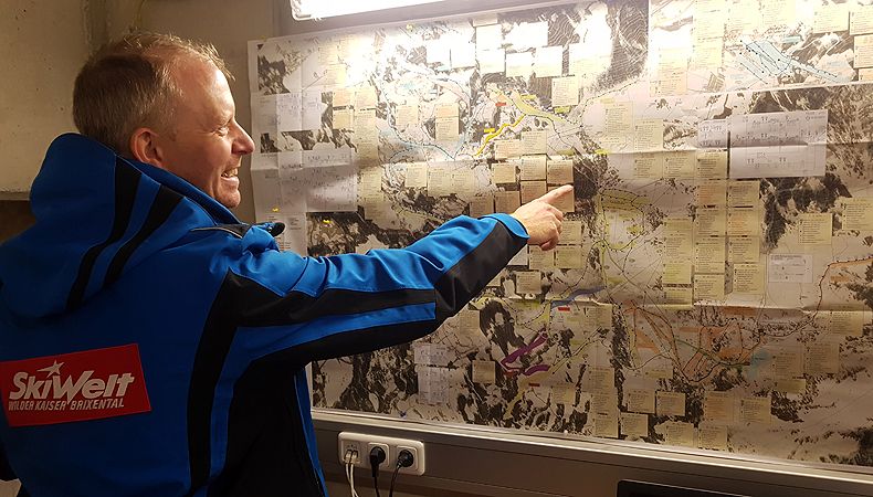 Stefan Grafl, bedrijfsleider bij de Bergbahnen Westendorf, toont op een grote kaart op de muur van het pompstation in Westendorf het besneeuwingsmasterplan. © WintersportOostenrijkGids.nl