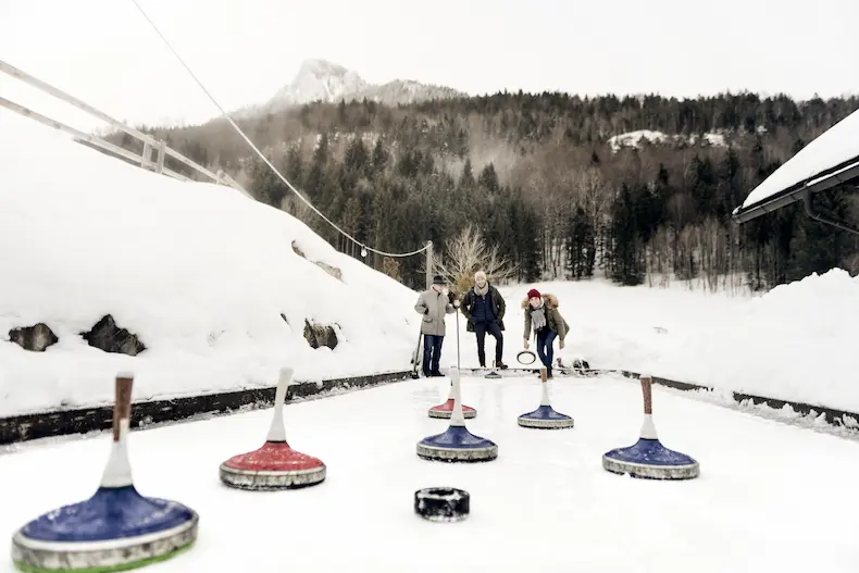 Een wintervakantie bij Ebner's Waldhof draait meer om 'zachte' wintersporten zoals langlaufen, sneeuwschoenwandelen en curling. © Ebner's Waldhof