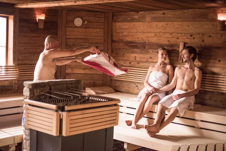 Geniet van een opgieting in de sauna © Ebner's Waldhof