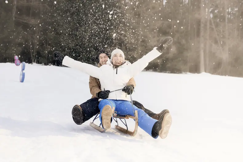 Winter in de Salzkammergut: Ebner´s Waldhof am Fuschlsee komt in winterstemming | WintersportOostenrijkGids.nl Sleetje rijden, altijd leuk! © Ebner's Waldhof
