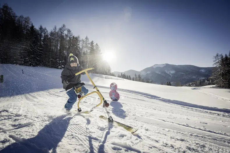 Winter in de Salzkammergut: Ebner´s Waldhof am Fuschlsee komt in winterstemming | WintersportOostenrijkGids.nl Snowbiken voor jong en oud op de Waldhof Alm © Ebner's Waldhof