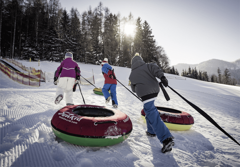 Snowtubing en curling op de Waldhof Alm. © Ebner's Waldhof am See