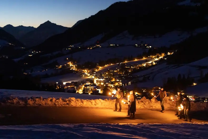 Winteravonturen in het Alpbachtal: Skipistes en serene winterwandelpaden | WintersportOostenrijkGids.nl Ook deze winter worden in het Alpbachtal weer fakkelwandelingen gehouden. © Alpbachtal Tourismus / Shootandstyle