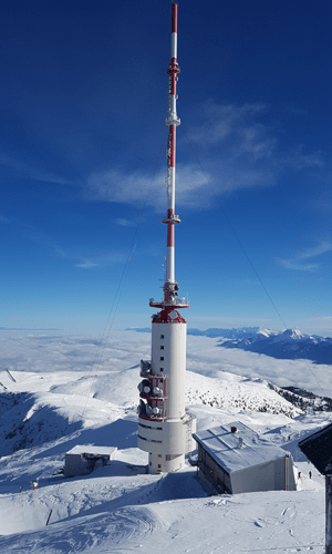 De televisietoren op de top van de Dobrasch © WintersportOostenrijkGids.nl