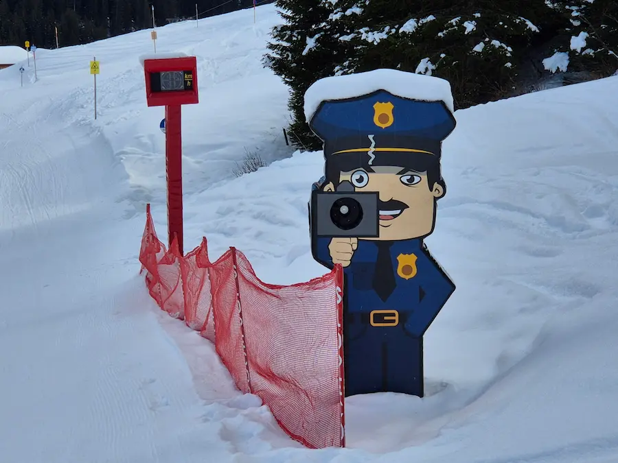 Op funslope 269 in Warth kun je geflitst worden als je te langzaam skiet. © WintersportOostenrijkGids.nl