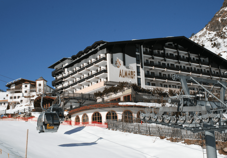 Ski in ski out hotel Almhof ligt aan de piste en de dalgondel in Galtür. © Summit Travel