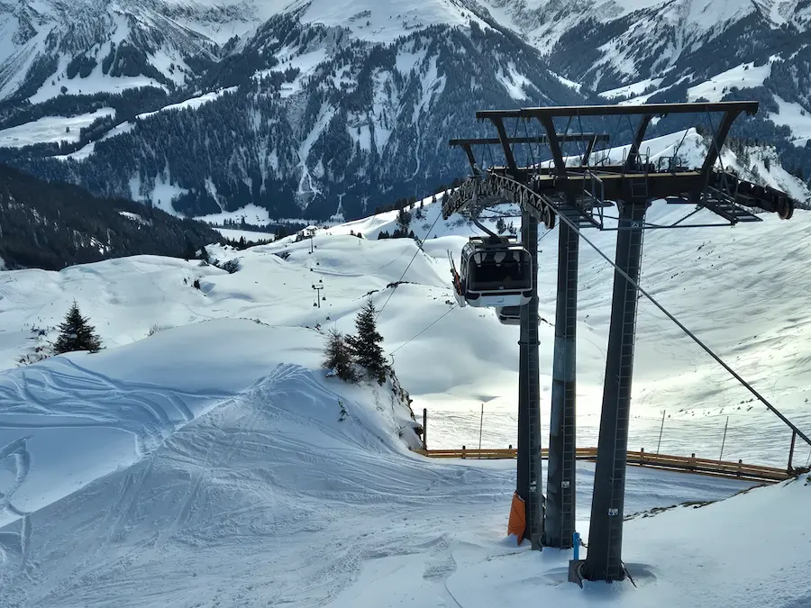 De Diedamskopf-gondel brengt je vanuit het dal op 890 meter via het middenstation zonder overstap naar 2.060 meter hoogte. © WintersportOostenrijkGids.nl