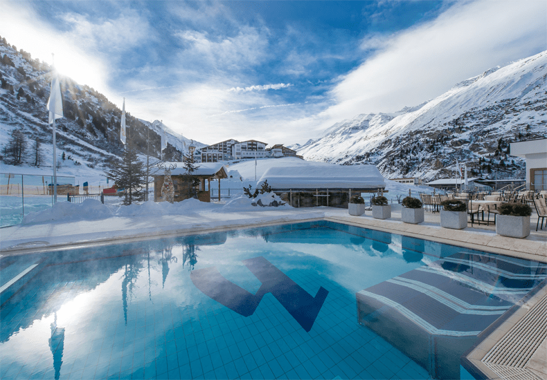 Vanuit het buitenbad van Alpen-Wellness Resort Hochfirst heb je prachtig uitzicht op de bergen van Gurgl. © Hochfirst