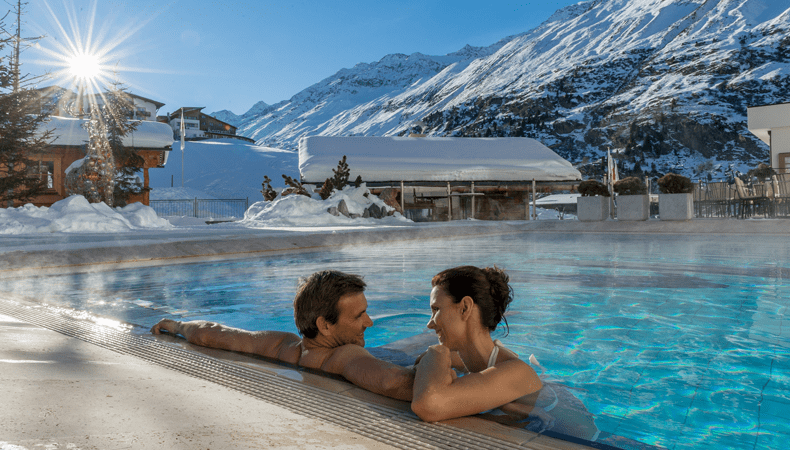 Het buitenzwembad van het Alpen Wellness Resort Hochfirst. Lekker ontspannen met uitzicht op de drieduizenders. © Alexander Maria Lohmann / Alpen Wellness Resort Hochfirst