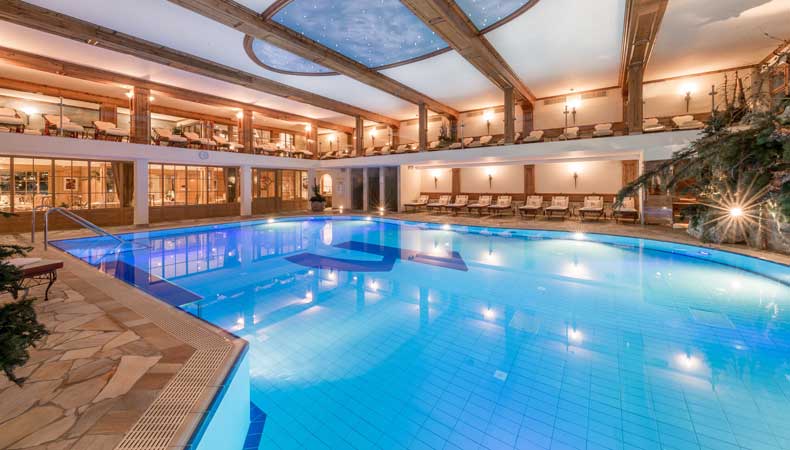 Het indoor zwembad van het Alpen Wellness Resort Hochfirst © Alexander Maria Lohmann (Alpen-Wellness Resort Hochfirst)