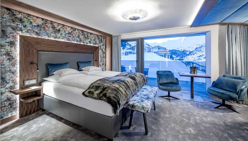 In de nieuwe tweepersoonskamer Spiegelkogl heb je een prachtig uitzicht over het Oetztal. © Stephanie Maria Lohmann (Alpen-Wellness Resort Hochfirst)