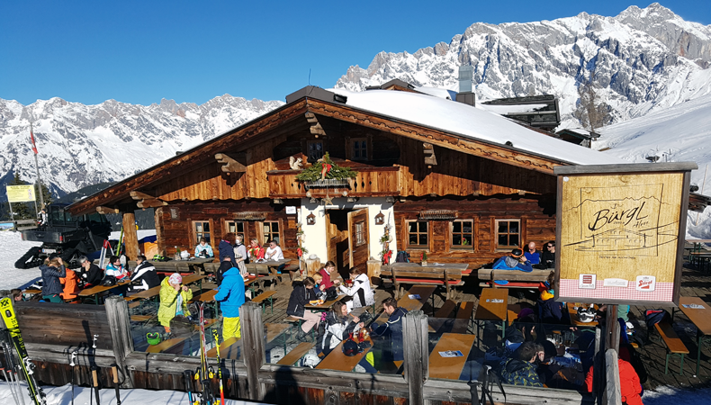 Skigebied Hochköning telt moderne pistenrestaurants zoals de Deantnerin, maar ook 'ürige' hutten zoals de Bürglalm dat een prachtig uitzicht biedt op de Hochkönig. ©  WintersportOostenrijkGids.nl