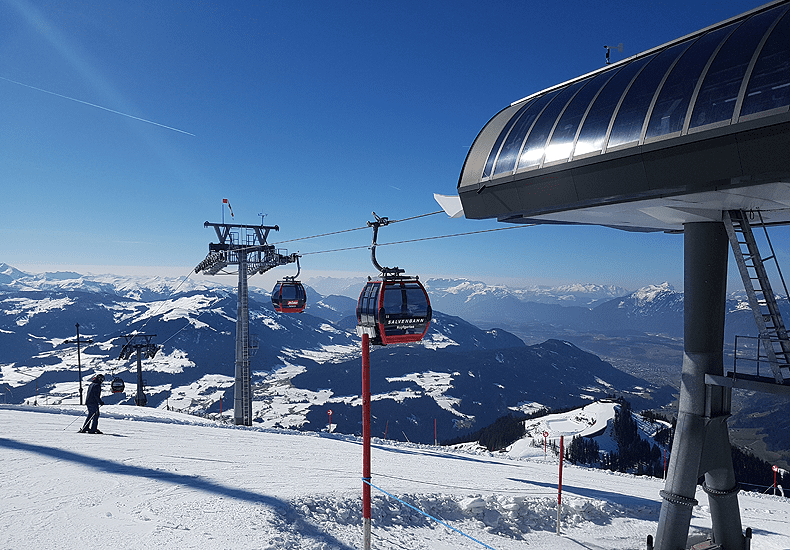 
Dankzij een uitgekiend netwerk van pistes en moderne liften kun je vanuit Hopfgarten makkelijk de andere dorpen van de Skiwelt Wilder Kaiser bereiken. © Nico van Dijk / Wintersportoostenrijkgids.nl
