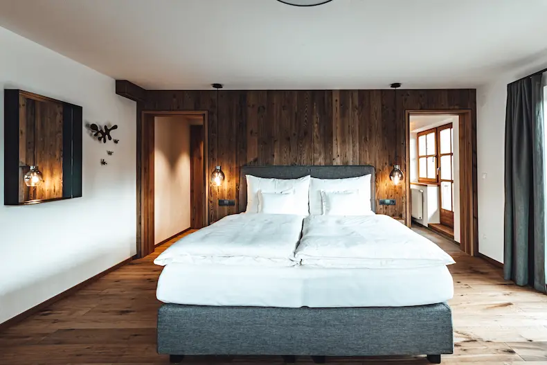 De natuur dient bij Hotel & Chalets Grosslehen in Fieberbrun als inspiratiebron. In de kamers en suites van het hotel is veel oud hout gebruikt wat de ruimtes veel charme en karakter geeft, zoals deze Bergsuite Plus. © David Herbst