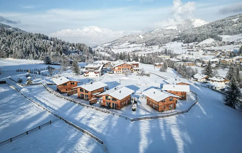 Het 4 sterren Hotel & Chalets Grosslehen ligt aan de rand van Fieberbrunn, vlakbij de skiliften © Die Bergfreaks