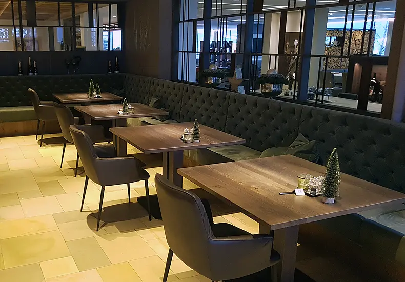 Het sfeervolle groene restaurant biedt een doorkijkje naar het buffet en de bar. © Nico van Dijk / Wintersportoostenrijkgids.nl