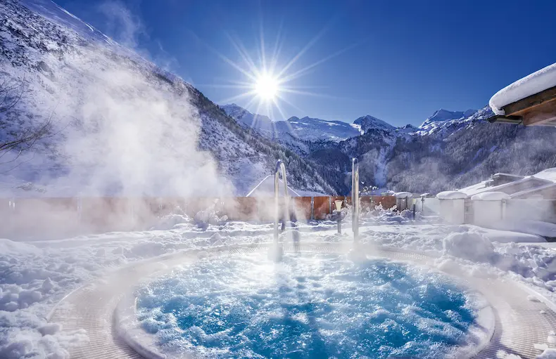 Vanuit het warme bubbelbad buiten heb je uitzicht op de ijzige gletsjerwereld van de Hintertuxer Gletscher. © Hotel Klausnerhof