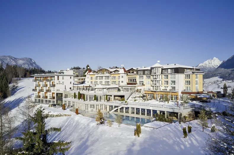 Het 4 * superior Hotel Panorama Royal ligt op een zonnig hoogplateau boven Bad Häring in het Inntal in Tirol. © Hotel Panorama Royal