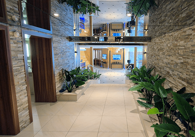 Grand Resort Hotel Zürserhof: superieure klasse, privacy en wellness aan de pistes van Zürs | WintersportOostenrijkGids.nl De entree van de door Laure Skardarasy ontworpen Aureus Spa. © WintersportOostenrijkGids.nl