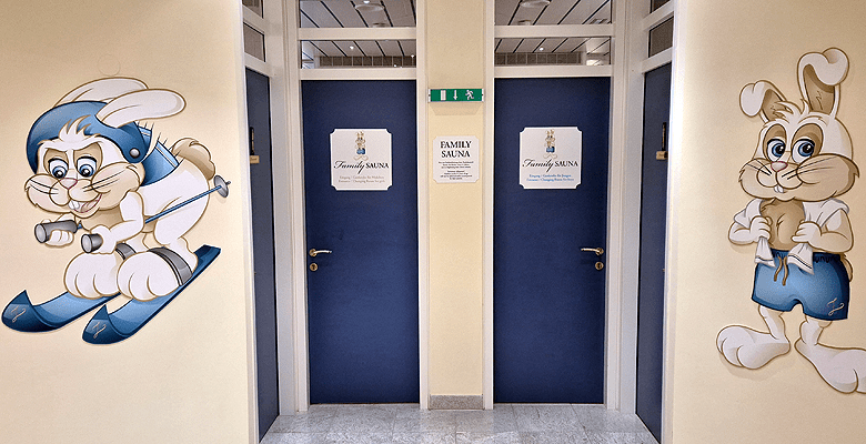 Grand Resort Hotel Zürserhof: superieure klasse, privacy en wellness aan de pistes van Zürs | WintersportOostenrijkGids.nl In de family spa van Hotel Zürserhof, met mascotte Flocky de haas, kan de hele familie naar de wellness. Er zijn aparte ruimtes voor kleinere kinderen en tieners. © WintersportOostenrijkGids.nl