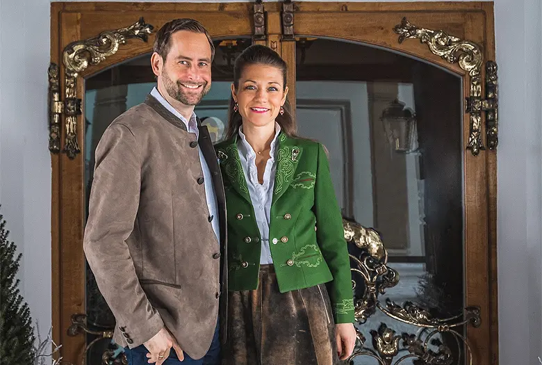 Grand Resort Hotel Zürserhof: superieure klasse, privacy en wellness aan de pistes van Zürs | WintersportOostenrijkGids.nl Hannes en Laura Skardarasy zijn de derde generatie van de familie die het Hotel Zürserhof sinds 1955 bezit. © Dominik Zimmermann/ Hotel Zürserhof.