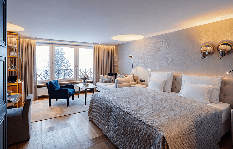 Grand Resort Hotel Zürserhof: superieure klasse, privacy en wellness aan de pistes van Zürs | WintersportOostenrijkGids.nl Een van de vernieuwde junior suites in 5* superior hotel Zürserhof. © Marcel A. Mayer-Hoechst / Zürserhof