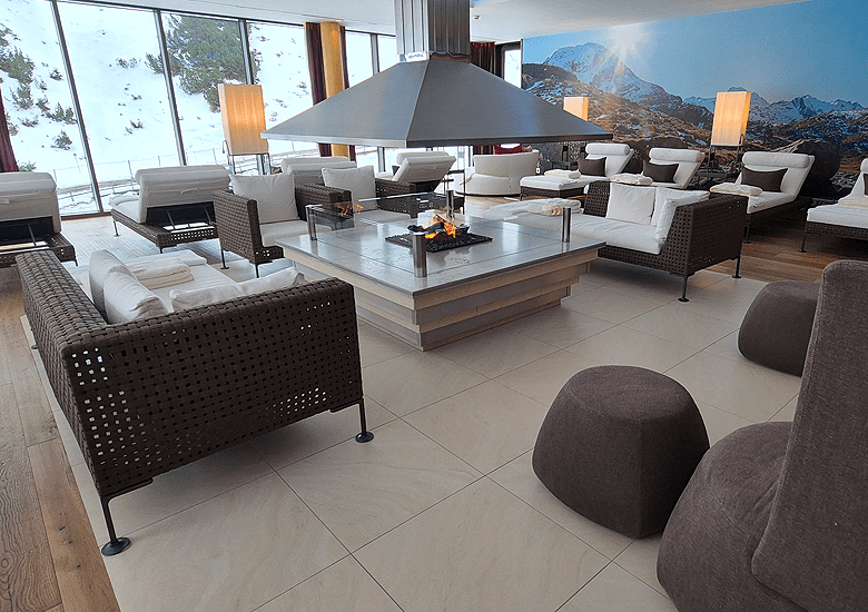 Grand Resort Hotel Zürserhof: superieure klasse, privacy en wellness aan de pistes van Zürs | WintersportOostenrijkGids.nl In de rustruimte van de Aureus Spa heb je aan twee kanten zicht op de skipiste die langs het hotel loopt. © WintersportOostenrijkGids.nl