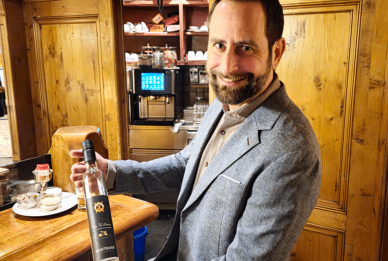 Grand Resort Hotel Zürserhof: superieure klasse, privacy en wellness aan de pistes van Zürs | WintersportOostenrijkGids.nl Hoteleigenaar Hannes toont graag de schnappsen uit de regio Arlberg. Wie deze schnapps niet heeft gedronken, is eigenlijk niet echt in de Arlberg geweest. © WintersportOostenrijkGids.nl