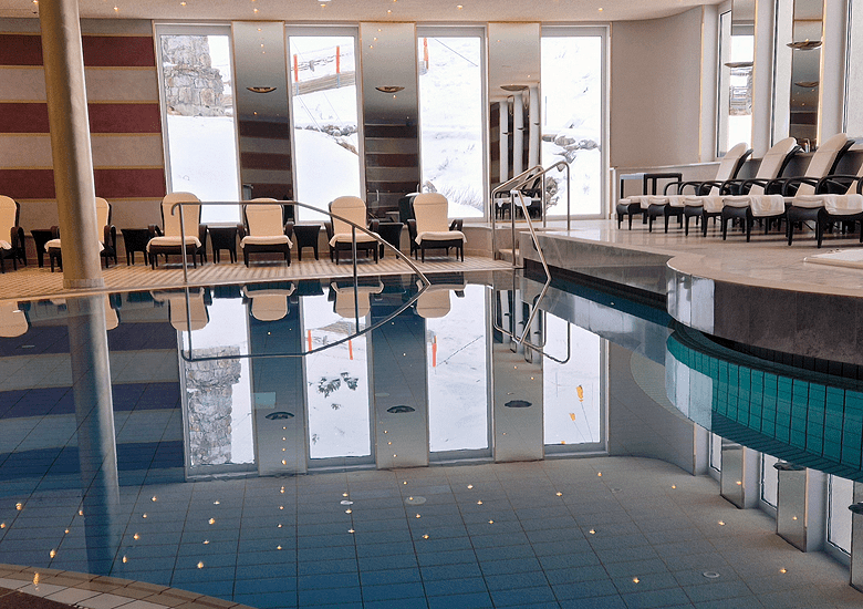 Grand Resort Hotel Zürserhof: superieure klasse, privacy en wellness aan de pistes van Zürs | WintersportOostenrijkGids.nl Het zwembad van Grand Resort Zürserhof bevat ook een bubbelbank en een apart bubbelbad. © WintersportOostenrijkGids.nl