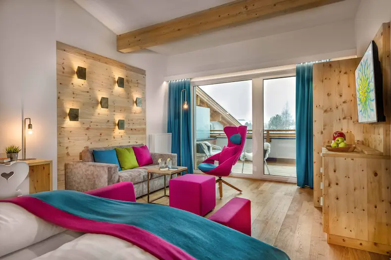 Impuls Hotel Tirol in Bad Gastein 4* superior: wintersport, wellness en verkwikkende impulsen | WintersportOostenrijkGids.nl Deze Panorama Spa Suite heeft uitzicht op de skipistes op de Schlossalm bij Bad Hofgastein. © Atelier Wolkersdorfer / Impuls Hotel Tirol