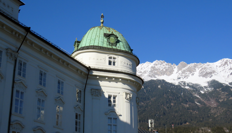 Overal in de stad, bijvoorbeeld naast de Hofburg, zie je de bergen en de skigebieden rondom Innsbruck. © WintersportOostenrijkGids.nl