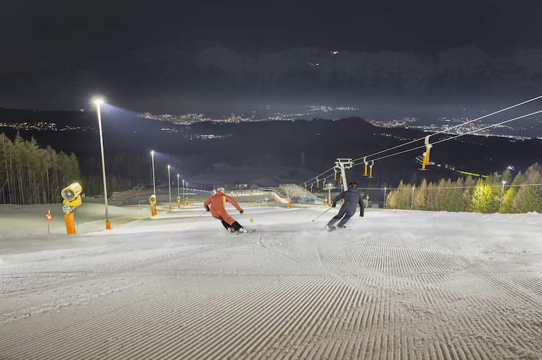 Skiën in Innsbruck: wintersport met een dikke plus | WintersportOostenrijkGids.nl Avondskiën op de Patscherkofel. © Innsbruck Tourismus