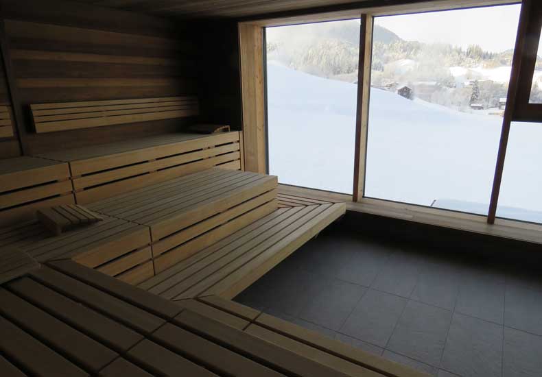 Vanuit de twee sauna's in de Sky Relax Area heb je uitzicht op de piste. © Wintersportoostenrijkgids.nl
