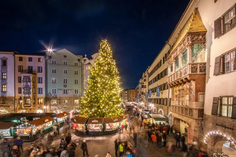 Op vakantie in Innsbruck: mix stedelijke cultuur met wintersport in 13 skigebieden | WintersportOostenrijkGids.nl Bezoek een van de kerstmarkten in Innsbruck, zoals die in de Herzog Friedrichstraße. © Innsbruck Tourismus