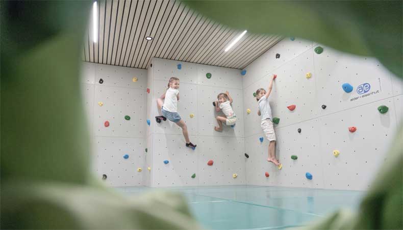 Hotel Gorfion Familotel Liechtenstein beschikt in de Happy Club over indoor speelfaciliteiten zoals een klimwand. ©  Hotel Gorfion Familotel