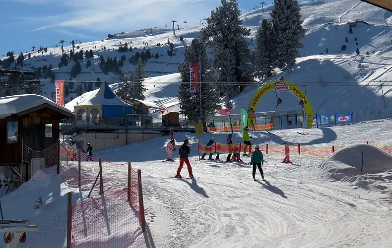 Kinderskischool Ski Optimal ligt naast het Mountain View restaurant bij het bergstation van de Hochzillertalbahn. © Wintersportoostenrijkgids.nl